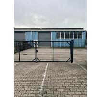 Moderne Industriehalle mit eingezäunter Außenfläche - Rheinberg