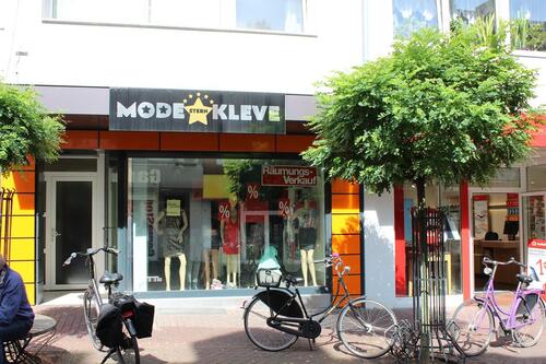 Foto - Kleve-Fußgängerzone: Ladenlokal mit großer Schaufensterfront