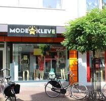 Kleve-Fußgängerzone: Ladenlokal mit großer Schaufensterfront