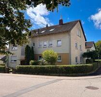 3 Familienhaus mit großer Lagerhalle und 2 Garagen - Nordheim