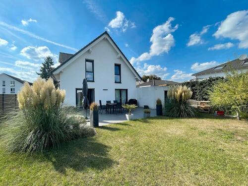 Foto - Freistehendes Einfamilienhaus v. 2019 mit großem Garten, zentral
