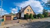 Foto - Freistehendes Einfamilienhaus mit Garage und Garten