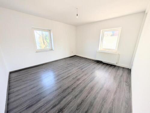 Foto - **Jetzt zugreifen: +Laminat +weiße Wände +neues Tageslichtbad +eigener Garten +großzügig**