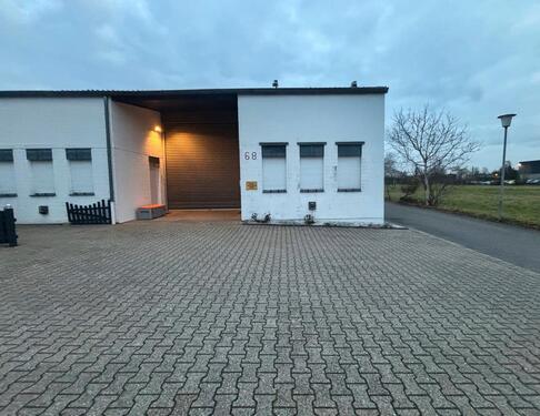 Foto - Gewerbehalle in Korschenbroich mit Aussenbereich und Büro