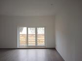 Foto - Anfragen NUR per E-Mail. 2-Zi-Wohnung mit Balkon, Garderobenraum und Badezimmer mit Fenster im 4.OG in Goethequartier.