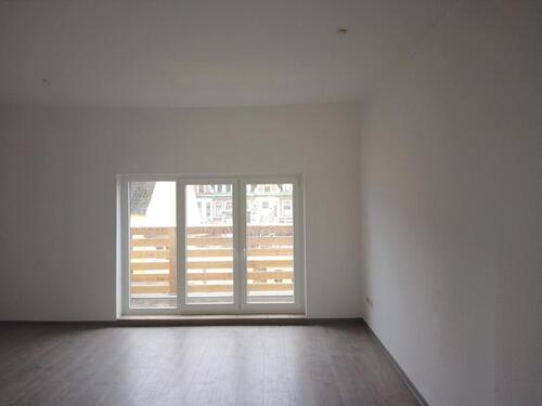 Foto - Anfragen NUR per E-Mail. 2-Zi-Wohnung mit Balkon, Garderobenraum und Badezimmer mit Fenster im 4.OG in Goethequartier.