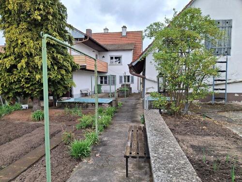 Foto - 1- bis 2 Familienhaus mit viel Platz für individuelle Gestaltung