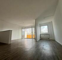 Hoch hinaus: Schicke 2-Raum-Wohnung mit Tresen und Flügeltür-Balkon - Chemnitz Kapellenberg