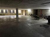 Foto - Stellplatz Tiefgarage, Rolltor, breite Zufahrt, Oldtimer Motorrad