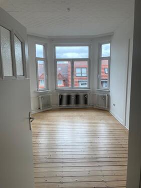 Foto - Helle, frisch renovierte 4-Zimmer-Altbauwohnung mit großem Balkon