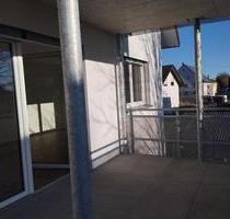 NÄHE BAD BUCHAU! Neuwertige 3,5 Zimmer OG-Wohnung mit EBK, Balkon & Außenstellplatz zu vermieten!