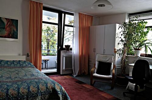 Foto - Möbliertes, helles, 23qm-großes Zimmer mit Balkon im grünen, ruhi