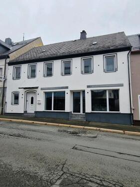 Foto - Haus mit Gewerbefläche, Wohnbereich und großem Grundstück