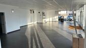 Foto - Großzügiger, lichtdurchfluteter Ausstellungsraum im Gewerbegebiet