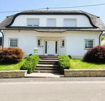 Großzügiges Einfamilienhaus mit Garten, Doppelgarage und Keller - Leiwen