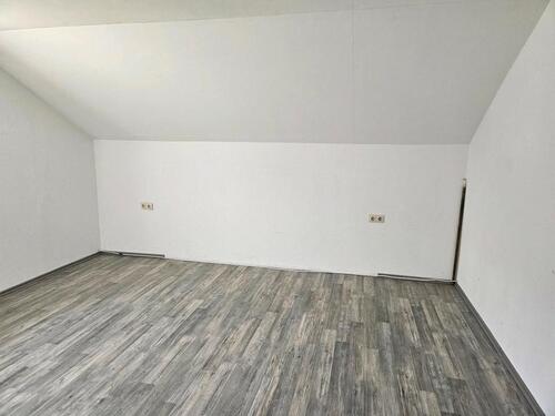 Foto - 3 Zimmer Dachgeschoßwohnung zur Miete in Kirchhaslach