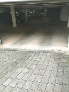 Foto - Tiefgaragenstellplatz mit Schranke.