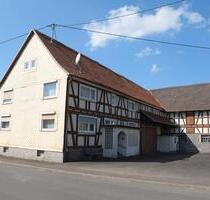 Weitläufiger Resthof mit Scheune, großer Halle & Wiesen - Feldatal