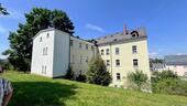 Foto - 6-Zi.-Whg., 2 Bäder mit Wanne, 3 kostenl. Stellplätze, große Wiese