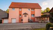 Foto - Platzwunder mit Herz: Mehrgenerationenhaus in ruhiger Dorfidylle