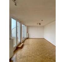 3- Zimmer-Wohnung mit Dachterrasse und Einbauküche - Frankfurt am Main Kalbach