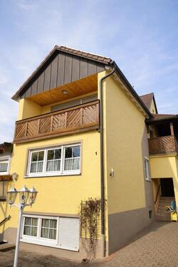 Foto - Sanierte 3-4 Zimmer-Wohnung mit 2 Balkonen und Stellplatz