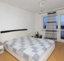 Großzügige, helle und möblierte 4-Raum-Wohnung mit Balkon und Panoramablick ins Grüne in Breitenheerda bei Rudolstadt – verkehrsgünstig zwischen Arnstadt, Erfurt und Weimar gelegen