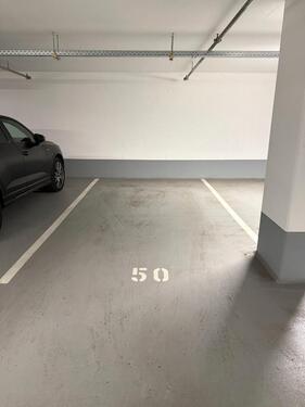 Foto - Tiefgaragenstellplatz ab sofort frei – zentrale Lage