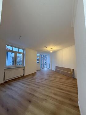 Foto - Frisch renoviert! Helle 2,5-Zi-Wohnung, barrierefrei,neuer Vinylboden & hochwertiger EBK
