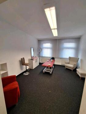 Foto - Helles Zimmer Beauty-StudioBüro in Chemnitz (09131) – 160€