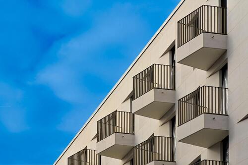 Foto - Erstbezug! Optimal geschnittene 3-Zi.-Whg. in Friedrichshain mit 2 Balkonen & hochwertiger EBK