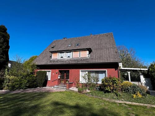Foto - 2-Zi.-DG-Whg. mit EBK – 3 Monate mietfrei gegen Renovierungshilfe