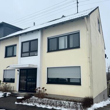 Foto - Schönes 2- 3 Familienhaus in Bischmisheim am Sportplatz