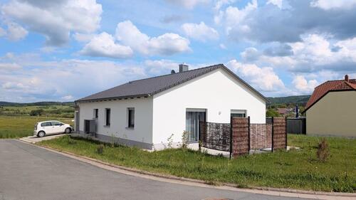 Foto - Neuwertiger Bungalow mit Garage, Carport und großzügigem Grundstück in Kirchahorn