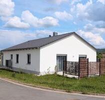 Neuwertiger Bungalow mit Garage, Carport und großzügigem Grundstück in Kirchahorn - Ahorntal