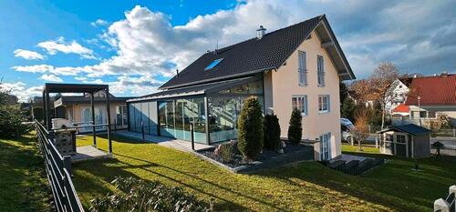 Foto - Einfamilienhaus mit Einliegerwohnung und Doppelgarage.