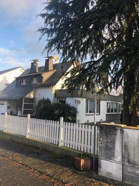 Foto - Einfamilienhaus freistehend auf großem Grundstück mit Baumbestand