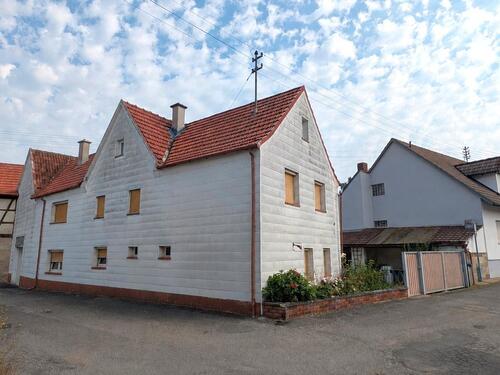 Foto - Kleines Einfamilienhaus mit Garten und Nebengebäuden