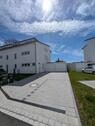 Foto - Moderne Neubau‑DG‑Wohnung mit Einbauküche & Garage in ruhiger Lag