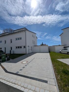 Foto - Moderne Neubau‑DG‑Wohnung mit Einbauküche & Garage in ruhiger Lag