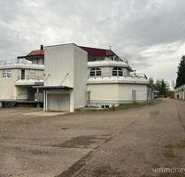 Industriegebäude mit zahlreichen Büroflächen und möglicher Betriebswohnung, in Neukirch