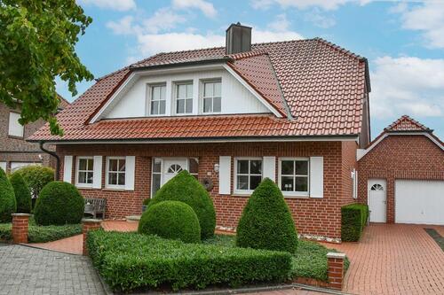 Foto - Einfamilienhaus mit Vollkeller und großer Garage