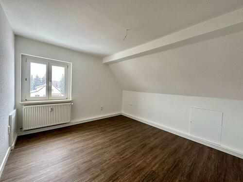 Foto - Renovierte 2-Raum-Dachgeschosswohnung mit Kamin, Stellplatz und Abstellkammer