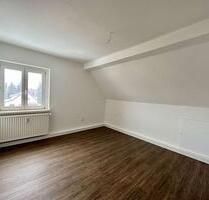 Renovierte 2-Raum-Dachgeschosswohnung mit Kamin, Stellplatz und Abstellkammer - Grimma