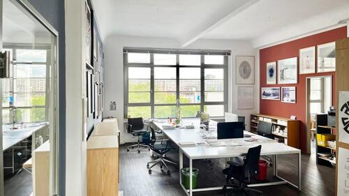 Foto - Büroarbeitsplatz, Schreibtisch, im Co-Working Office Space