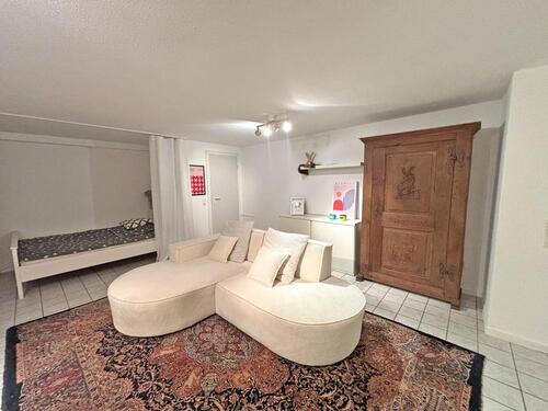 Foto - Erstbezug: Frisch renoviertes, voll möbliertes Souterrain-Apartment [Z-04511]