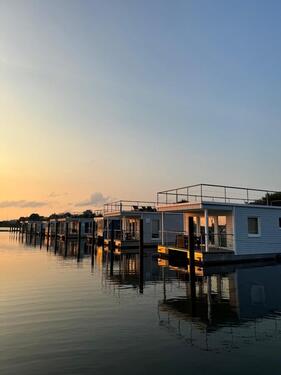 Foto - Hausboot, Ferienhaus auf dem Wasser, Ostsee