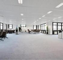 Frisch renovierte Bürofläche mit PVC in Parkettoptik & neuer Teeküche mit Aufenthaltsraum - Neuss Gnadental