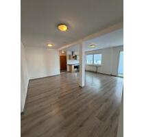 Helle 78 m² Wohnung in Friedeburg-Mitte: Balkon & EBK