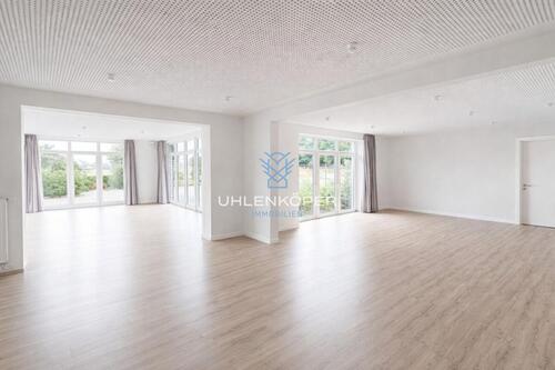 Foto - Moderne Praxis- oder Büroräume mit großzügiger Fensterfront